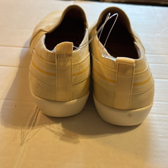 NWT-life stride soft system-9.5-butter yellow-flip on sneaker with active arch - Picture 9 of 12